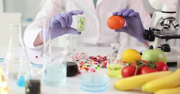 Forskaren Håller Piller Och Apelsiner Laboratoriet Viktiga Vitaminer Livsmedelslaboratoriet — Stockvideo