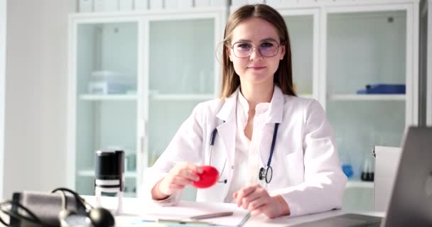 Ženský Lékař Drží Červené Dětské Srdíčko Rukou Detailně Transplantace Vnitřních — Stock video