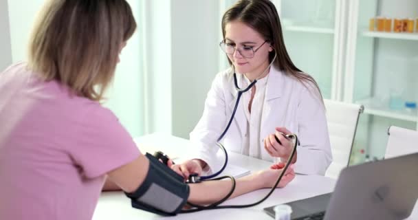 Lekarz Tonometrem Mierzy Ciśnienie Krwi Pacjenta Szpitalu Nadciśnienie Tętnicze Kobiet — Wideo stockowe