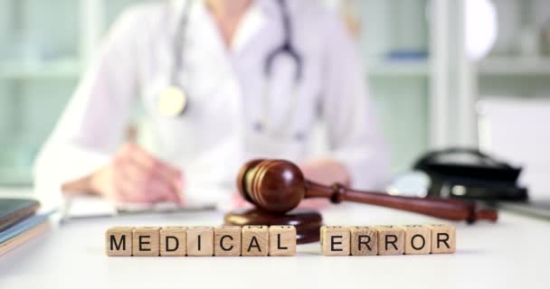 Soudce Gavel Napsal Slova Lékařskou Chybou Lékařské Zanedbání Povinné Péče — Stock video