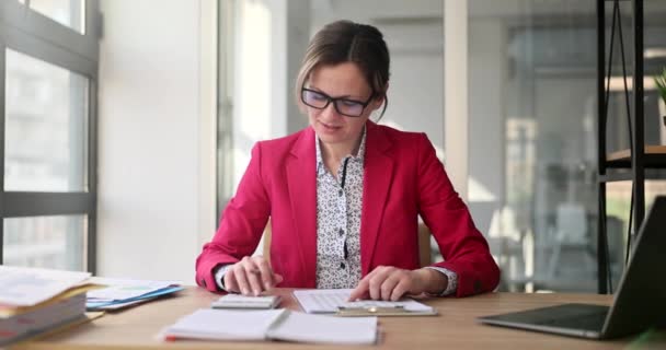 Femme Affaires Soulève Poing Calculatrice Avec Rapport Profit Manager Souriant — Video