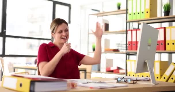 女性マネージャーは楽しそうに歌い オフィスで働くことに気を取られます 上司は怠惰な従業員の仕事を作る — ストック動画