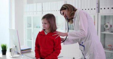 Steteskoplu şirin çocuk doktoru çocuk doktoru hemşire küçük kızı dinler. Çocuk Sağlık Hizmetleri