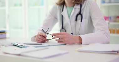 Optometri gözlükleri ve iş yerinde gözlük tutan optometrist eller. Ofiste oftalmoloji için gözlük ya da özellikler