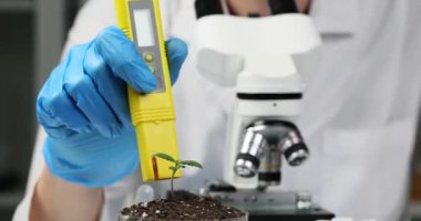 Toprak laboratuvar analizi bilim adamı test cihazıyla toprak örneğinin pH 'ını ölçer. Agrokimyasal toprak araştırması
