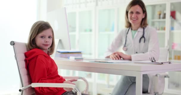 Cute Little Girl Pokazując Kciuki Górę Lekarz Siedzi Tle Wysokiej — Wideo stockowe