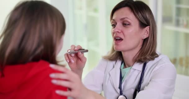 Otorrinolaringologista Examina Menina Com Dor Garganta Faringite Crianças Causa Sintomas — Vídeo de Stock