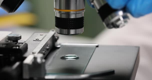 科学家把液体滴在显微镜玻璃上进行测试 在化学实验室与化学品合作 — 图库视频影像