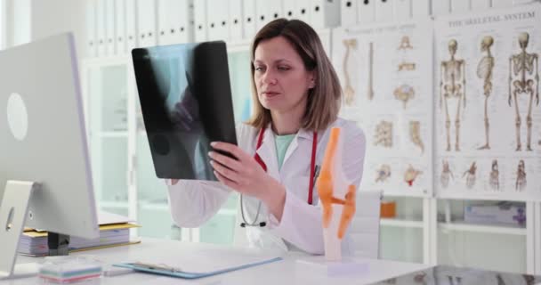 Sjukvård Och Medicin Och Läkare Med Medicinska Analyser Röntgen Knäbenet — Stockvideo