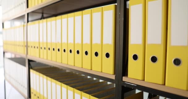 Tıpatıp Aynı Sarı Ofis Dosyalarıyla Dolu Raflar Belgelerinin Arşivlenmesi Depolanması — Stok video