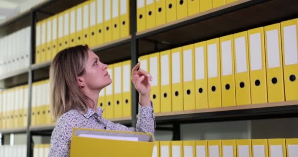 Bizneswoman Przed Półkami Folderami Szuka Folderu Praca Dokumentacją Biznesową Archiwami — Wideo stockowe