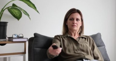 Beyni yıkanmış kadın televizyon ekranına bakıyor. Kız monitördeki yanlış bilgiler tarafından hipnotize ediliyor