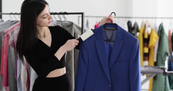 Γυναίκα Που Χρησιμοποιεί Κύλινδρο Κόλλας Καθαρίζει Κοστούμι Closeup Υπηρεσίες Στεγνού — Αρχείο Βίντεο