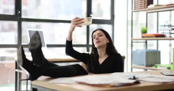 Relajado Gerente Toma Selfie Teléfono Inteligente Lugar Trabajo Mujer Poniendo — Vídeos de Stock