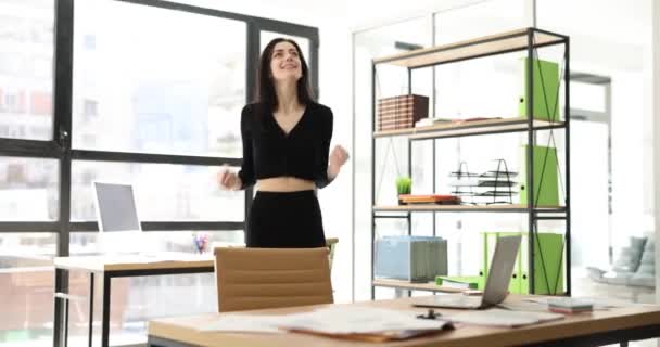 Delighted Vrouwelijke Werknemer Voelt Optimistische Dans Het Moderne Kantoor Van — Stockvideo