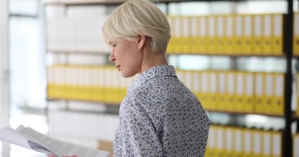 集中されたビジネス女性はオフィスを歩き 電子メールの手紙を読む 管理職が書類の閲覧 確認を集中 — ストック動画