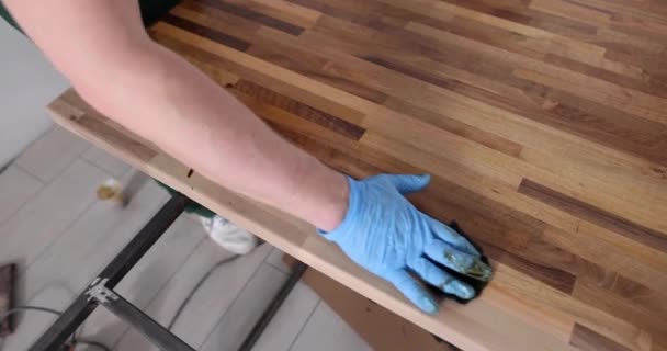 Nahaufnahme Eines Reparateurs Der Einen Holztisch Lackiert Lackierung Und Schutz — Stockvideo
