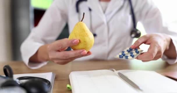 Επιλέξτε Ανάμεσα Δύο Πηγές Βιταμινών Χάπια Φρούτα Γιατρός Προσφέρει Χημικές — Αρχείο Βίντεο