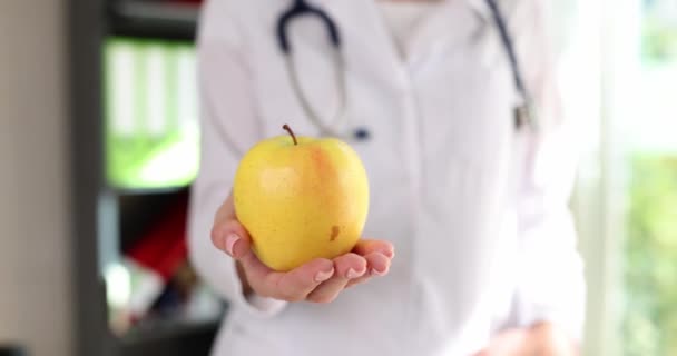 Arzt Ernährungsberater Hält Gelben Gesunden Apfel Der Hand Vitamine Apfel — Stockvideo