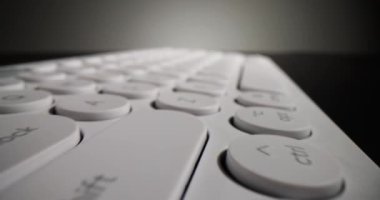 Siyah arkaplanda beyaz klavyenin yakın plan görüntüsü. Darknet ve gölge internet