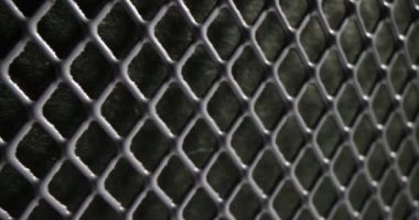Siyah arkaplanda gri bal peteği şablonu var. Metal kutunun kusursuz tasarım ögesi