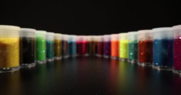 Paillettes Colorate Molti Vasi Rotondi Con Paillettes Luminose Multicolori Smalto — Video Stock