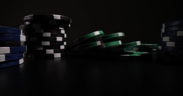 黒の背景にポーカーチップのスタック ギャンブルとシャドーカジノ — ストック動画
