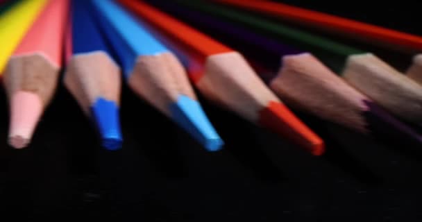 Pointes Aiguisées Crayons Multicolores Sur Fond Sombre Papeterie Pour Éducation — Video