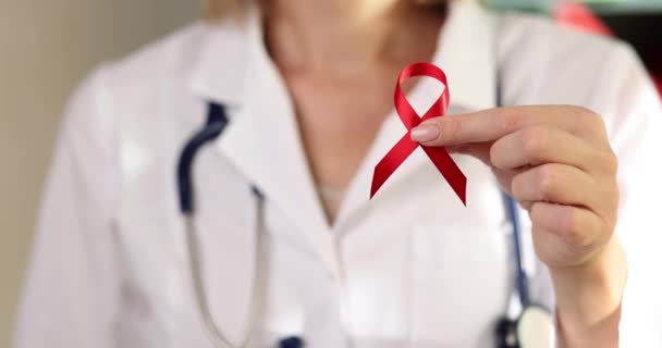 Dünya Aids Günü Nün Sembolü Olarak Bir Doktorun Elindeki Kırmızı — Stok video