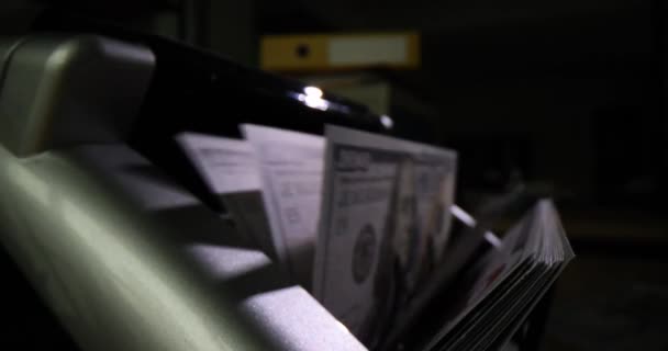 Elektronik Para Sayma Makinesi 100 Dolarlık Banknotları Sayıyor Finansal Yatırım — Stok video