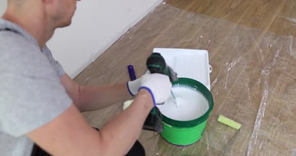 Builder Αναμιγνύει Χρώμα Κουβά Μίξερ Στο Πάτωμα Προετοιμασία Χρωμάτων Για — Αρχείο Βίντεο
