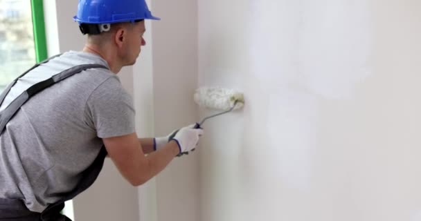 Працівник Роликовим Інструментом Фарбує Внутрішні Стіни Офісне Фарбування Стін — стокове відео