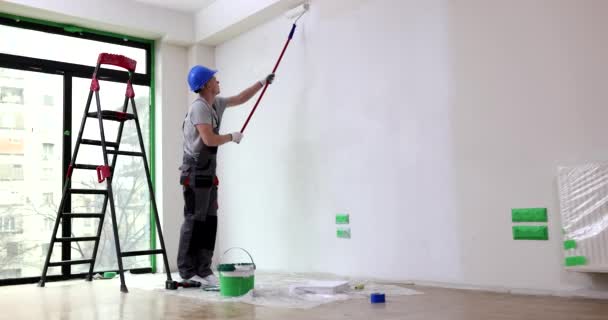 Malování Stěn Bílým Válečkem Obraz Holé Stěny Válečkem Bílou Barvou — Stock video