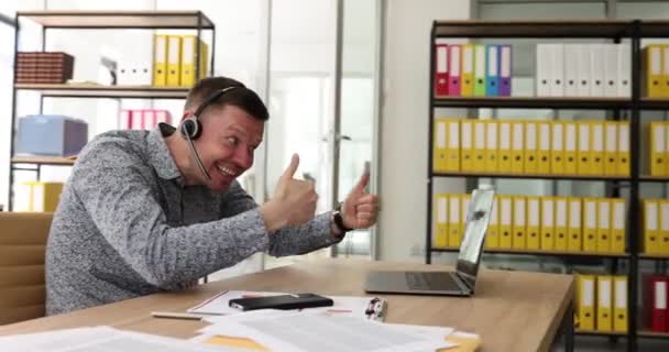 Pengusaha Tersenyum Headphone Melihat Layar Laptop Melihat Webinar Baik Menunjukkan — Stok Video