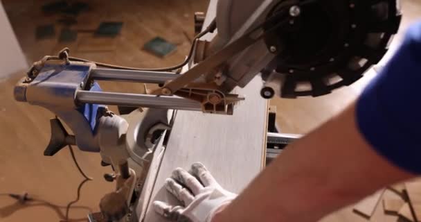 Gehrungssäge Mit Großem Metallblatt Den Händen Des Tischlers Arbeitswerkzeug Zum — Stockvideo