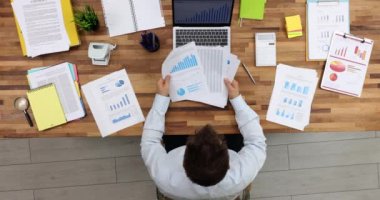 Veri analizi ve iş istatistikleri konsepti seo işadamı. Yönetim, iş sonuçlarının ve grafiklerinin bilgi istatistiksel grafiklerini analiz eder