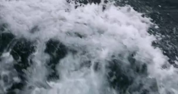 Feribotun Denizdeki Teknenin Arkasındaki Patika Görüntüsü Geminin Arkasında Beyaz Köpük — Stok video