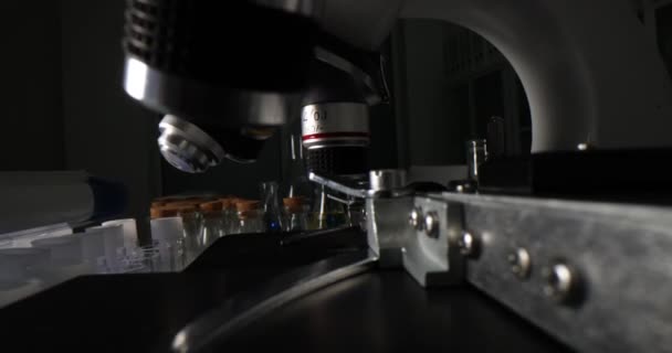 Fila Microscopi Laboratorio Attrezzature Primo Piano Apparecchiature Analisi Ricerca Medica — Video Stock
