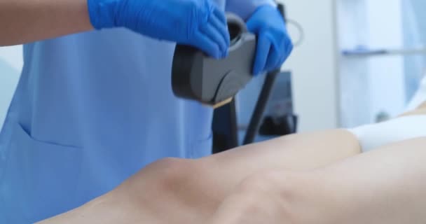 Ästhetische Behandlung Des Körpers Und Verfahren Zur Haarentfernung Den Beinen — Stockvideo