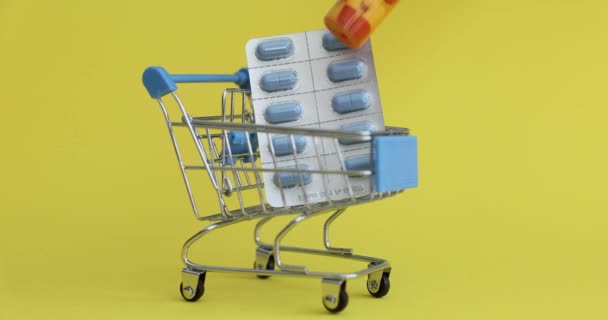 Koper Zet Pot Drugs Speelgoed Trolley Met Medicijnen Gele Achtergrond — Stockvideo