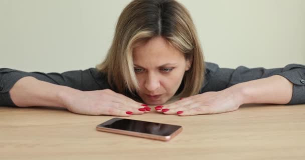 Kobieta Czeka Telefon Komórkowy Drewnianym Stole Film Slow Motion Czekanie — Wideo stockowe