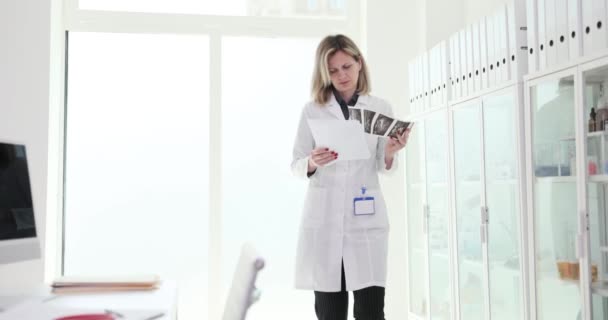 Mujer Médico Mirando Los Documentos Médicos Del Paciente Los Resultados — Vídeo de stock
