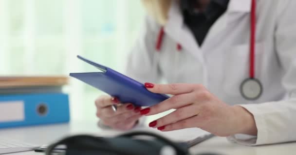 Doktor Hastanın Tıbbi Geçmişini Dolduruyor Pasaport Kapanış Filminden Kişisel Verileri — Stok video