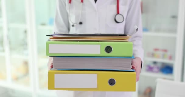Médico Segurando Lote Pastas Com Papéis Documentos Clínica Closeup Filme — Vídeo de Stock