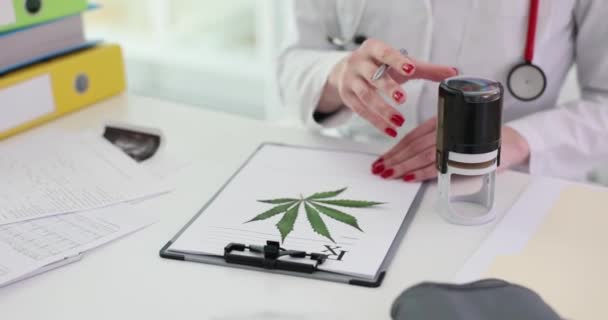 Medico Mettendo Timbro Sulla Prescrizione Farmaci Base Marijuana Clinica Primo — Video Stock
