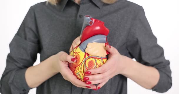 Mani Paziente Femminile Possesso Modello Anatomico Del Cuore Umano Vicino — Video Stock