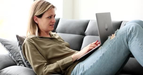 Jonge Vrouw Zit Bank Met Laptop Knie Chatten Online Film — Stockvideo