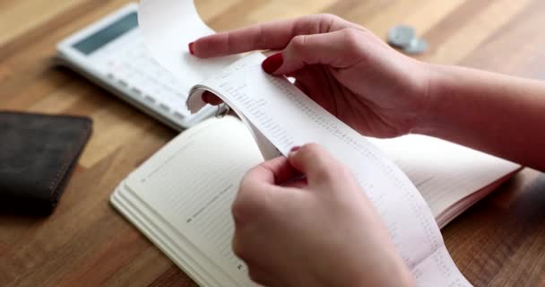 Mulher Estudando Recibo Compras Mesa Com Calculadora Notepad Close Filme — Vídeo de Stock