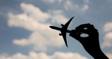 El yapımı 4K filmle gökyüzünde uçan oyuncak uçak. Hava iletişim konsepti