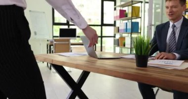 İş ortakları, 4K filminde ağır çekimde başarılı bir şekilde el sıkışıyor. Takım çalışması konsepti